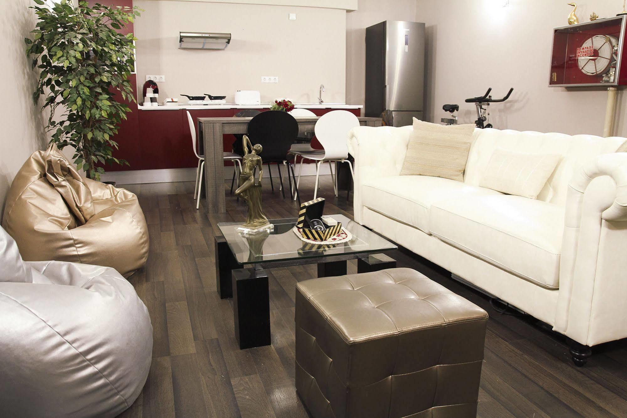 Barcelona & You Hostel Sagrada Familia ภายนอก รูปภาพ
