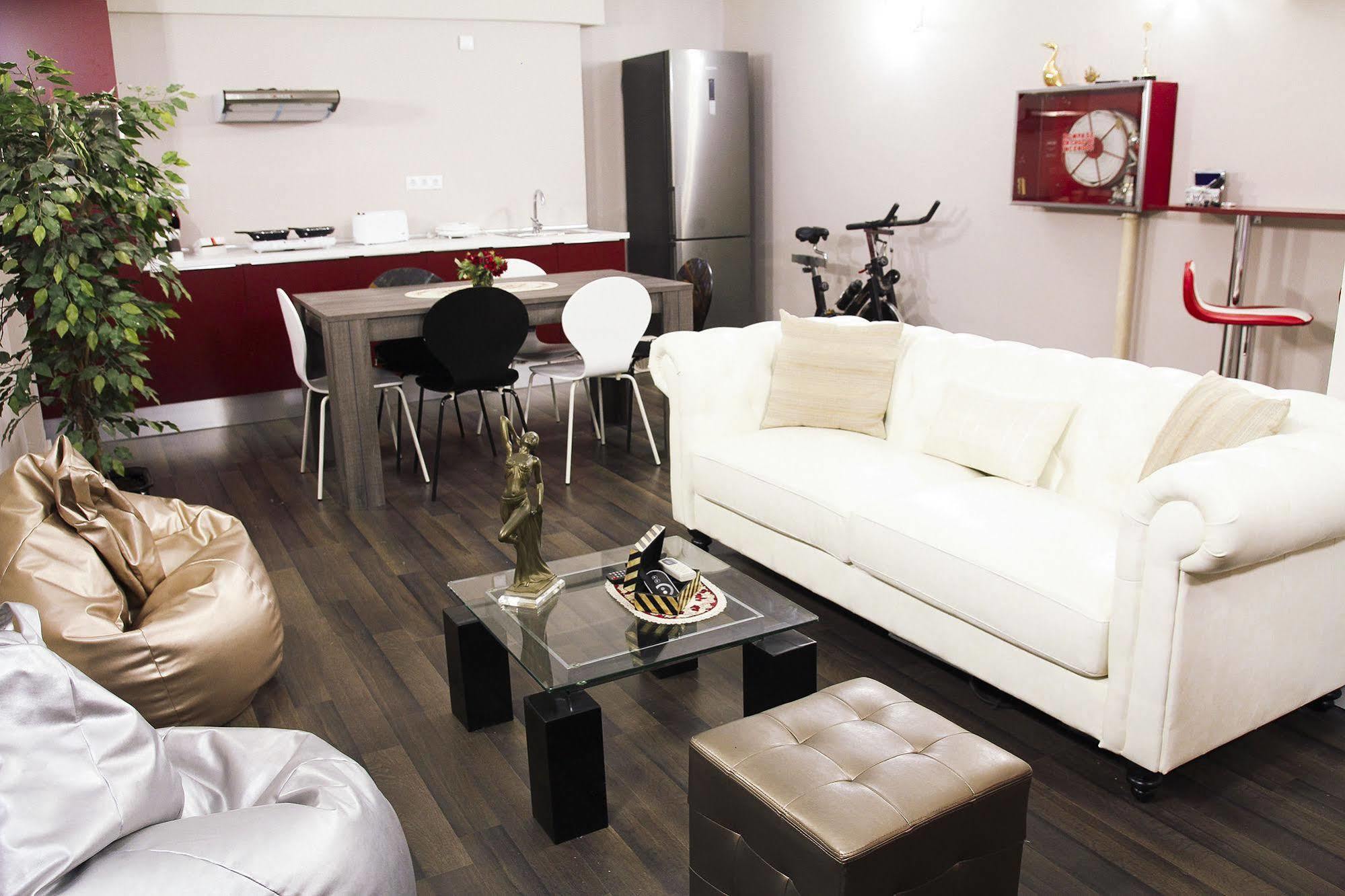 Barcelona & You Hostel Sagrada Familia ภายนอก รูปภาพ